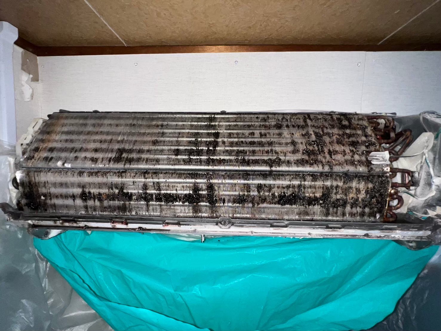 清掃前のエアコン1