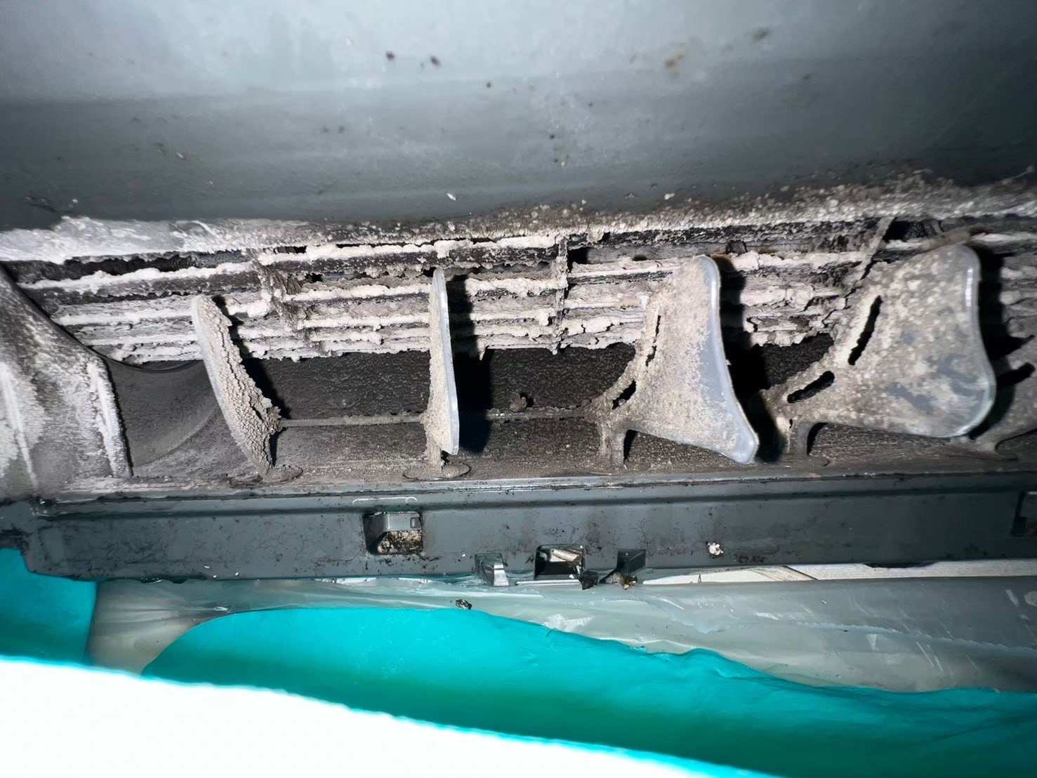 清掃前のエアコン2